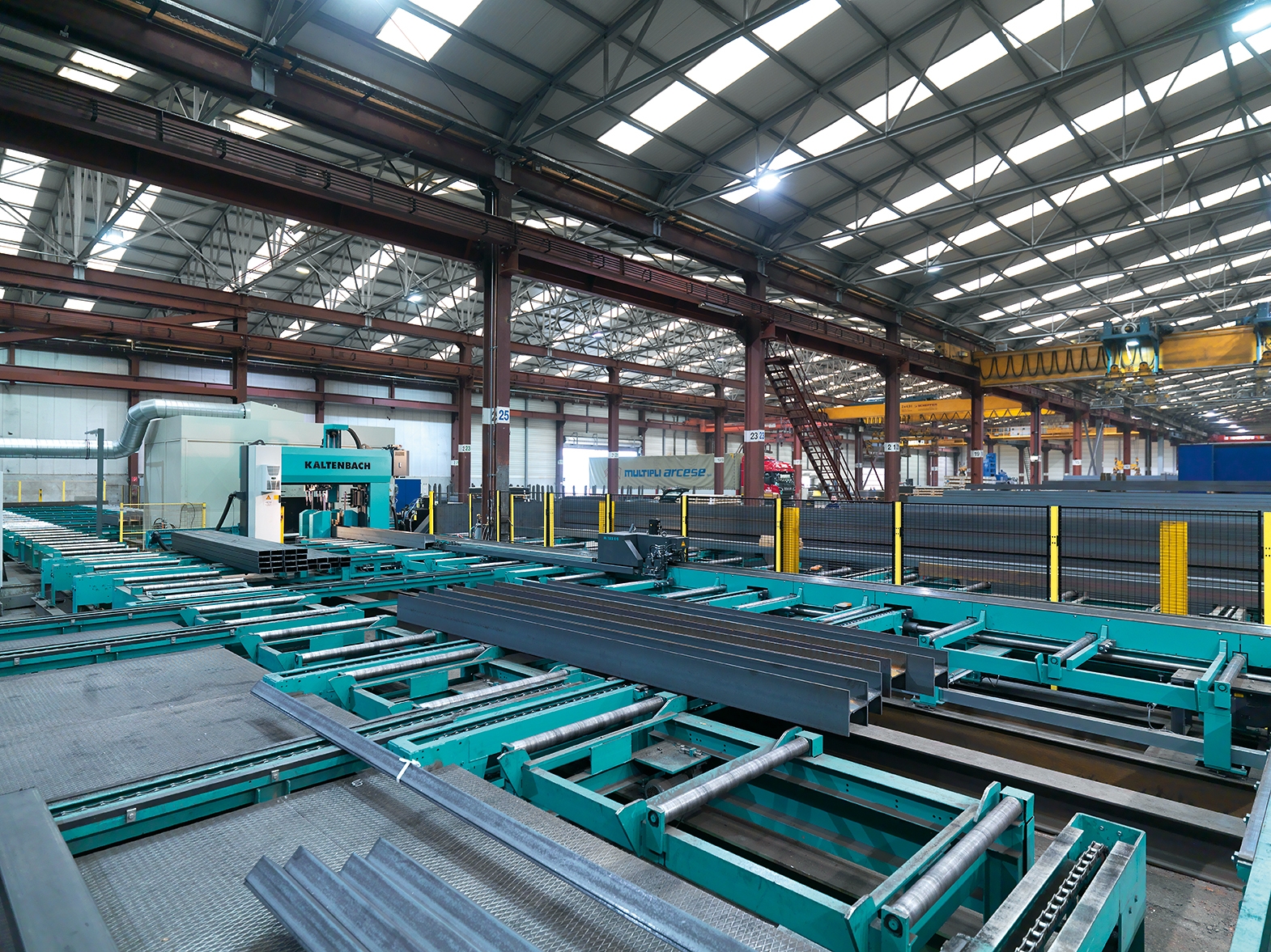 Anlage für die Profilstahlbearbeitung und das Roboterschweißen.